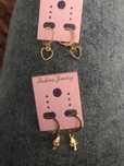 Conjunto de 2 pares de Argolas pequenas com pendentes, Novas