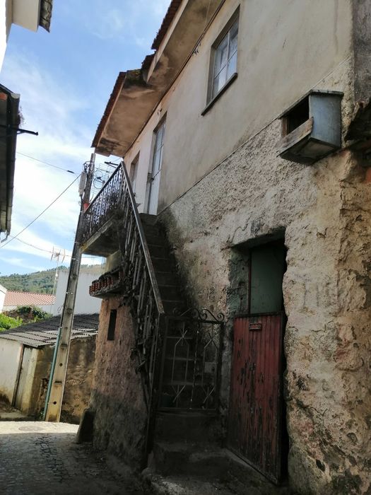 Moradia rústica centro aldeia de Lalim