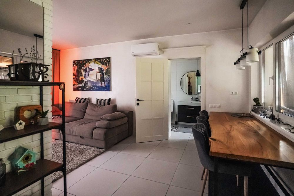 Оренда будинку біля лісу з ванною у спальні, каміном і мангалом.