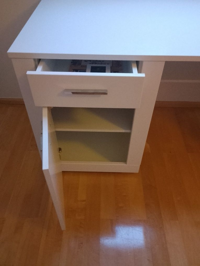 Białe biurko jak nowe