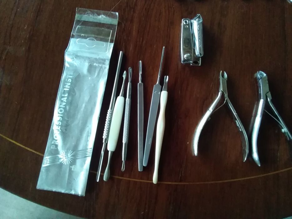 Tesouras, alicates, corta unhas e kit de manicure.
