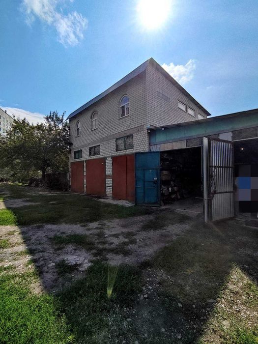 продам здание в центре Чугуева с 2 этажным жилым домом