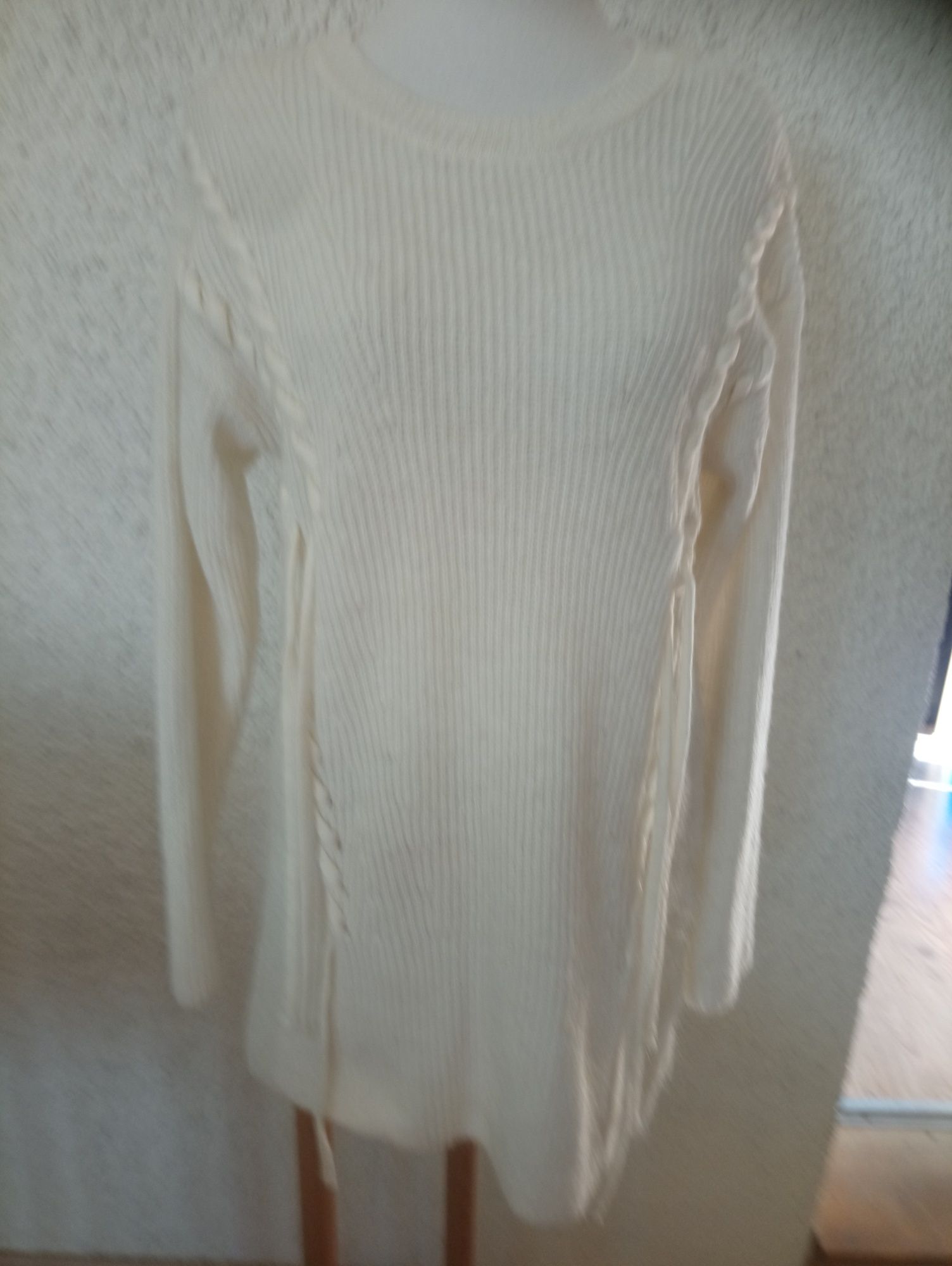 Dlugi bialy sweter z warkoczowym sciegiem