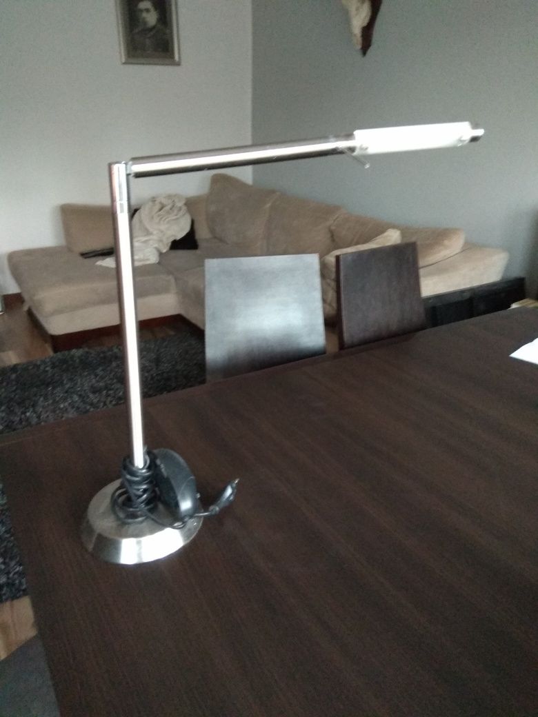 Lampa srebrna , nadaje się do postawienia na biurko , komodę , stół