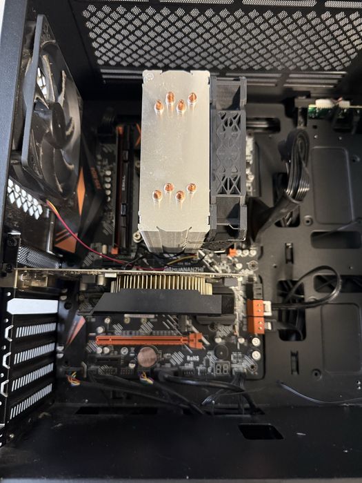 Потужний компʼютер на базі Xeon для роботи та домашнього сервера