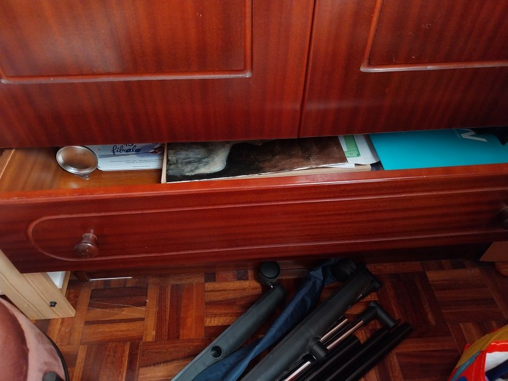 Armário Castanho Prateleira Em Madeira para Quarto Espaçoso e Alto