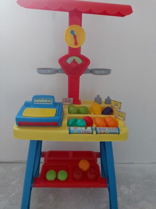 Sklep z kasa i owocami