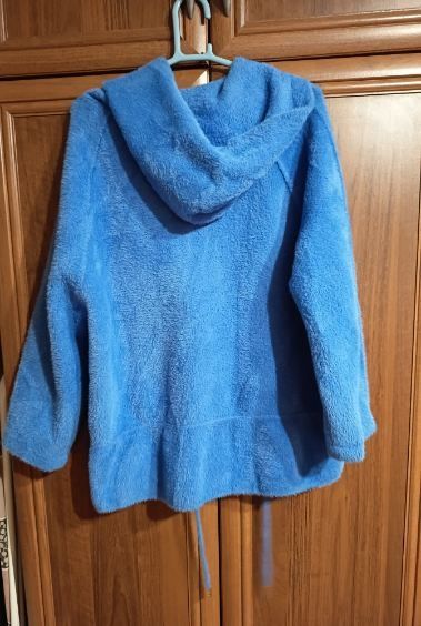 Ciepły płaszcz z kapturem