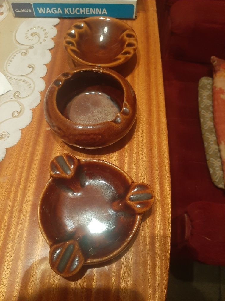 3    popielniczki     w ładnym stanie   nie  uszkodzone