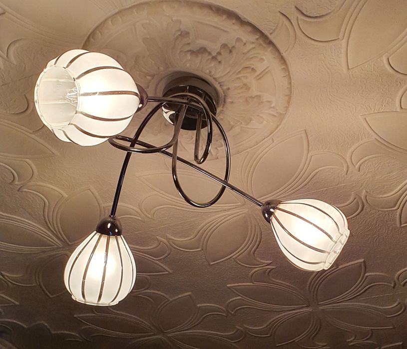 Lampa pokojowa mleczno-srebrna trójpunktowa