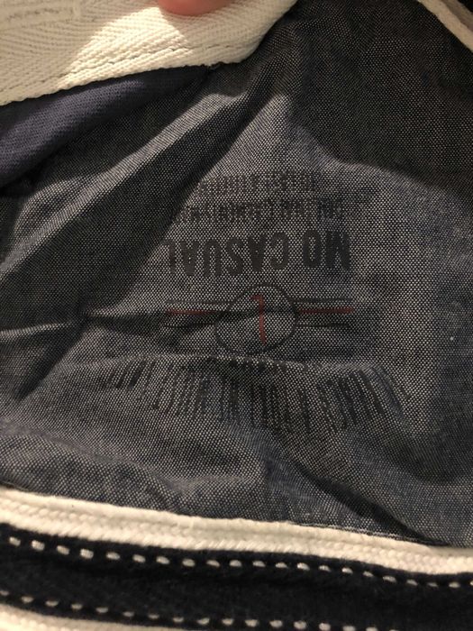 Polo azul e cinzento