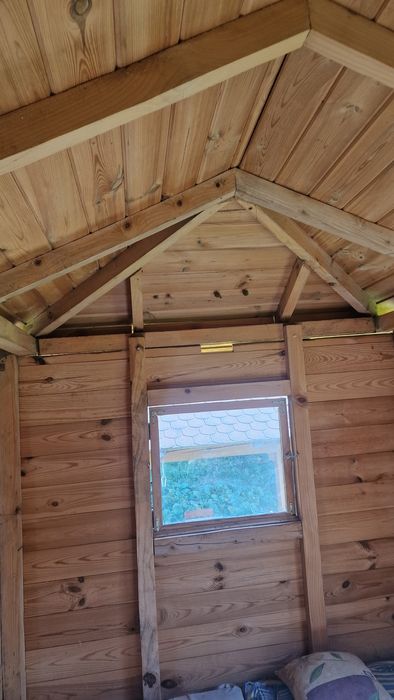 Domek dla dzieci ze zjeżdżalnią i piaskownicą