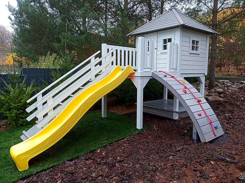 Plac zabaw dla dzieci, domek z tarasem, zjeżdżalnią i huśtawką