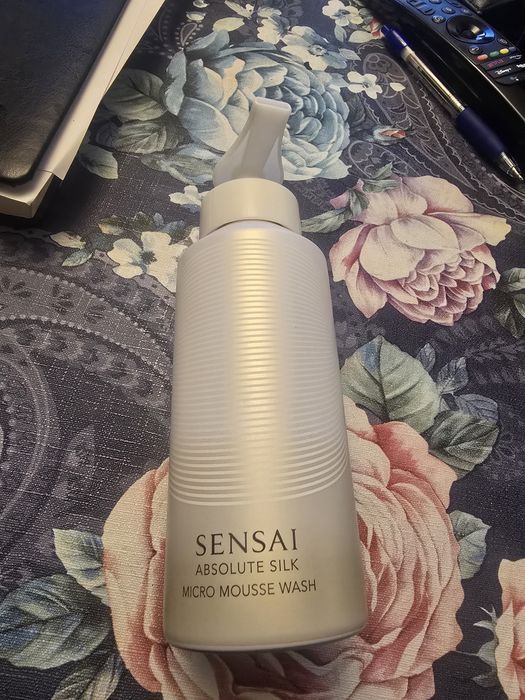 Plyn oczyszczający Sensai absolute silk micro Mouse wash