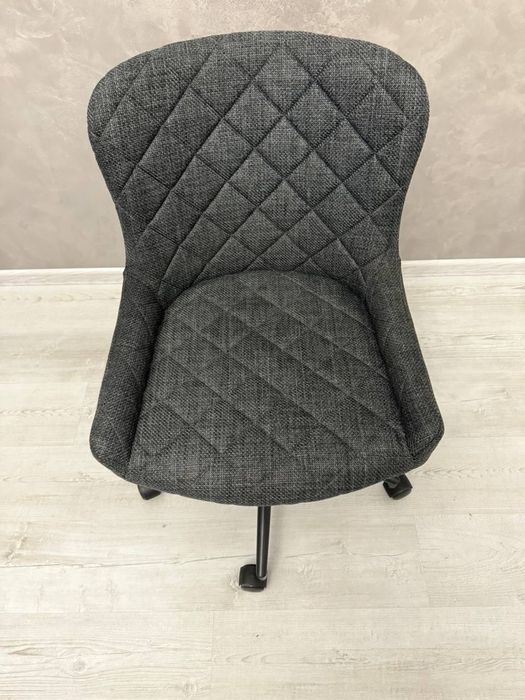 Офісне скрісло на колесах з підйомним механізмом