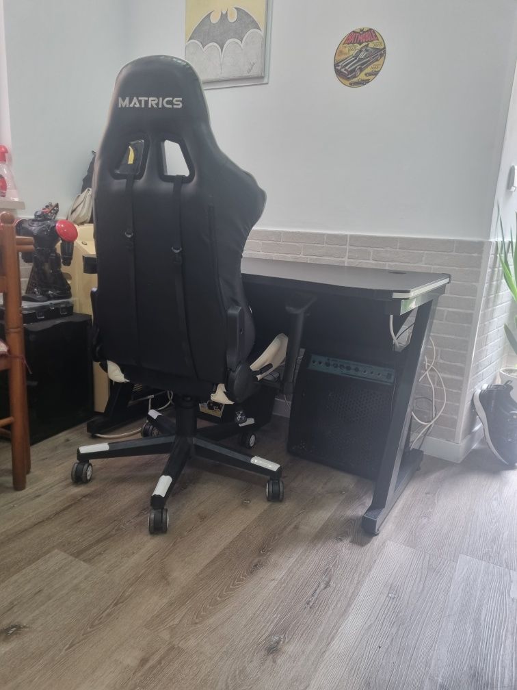 Mesa e cadeira gamer