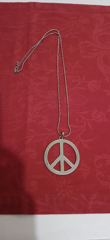 Colar comprido,símbolo da Paz