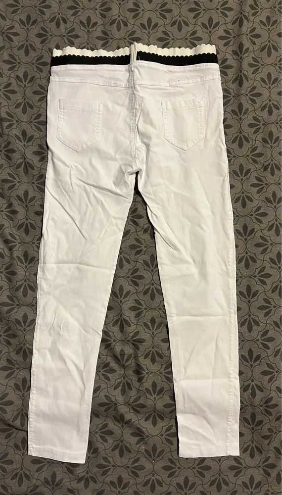 Białe spodnie z ozdobną gumką
