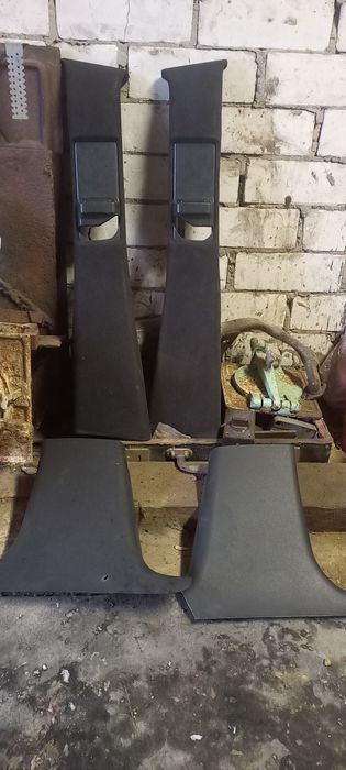 Пластиковіі  стійки авто Мерседес 124