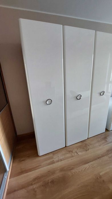 Sprzedam komplet mebli (2 komody + szafa)