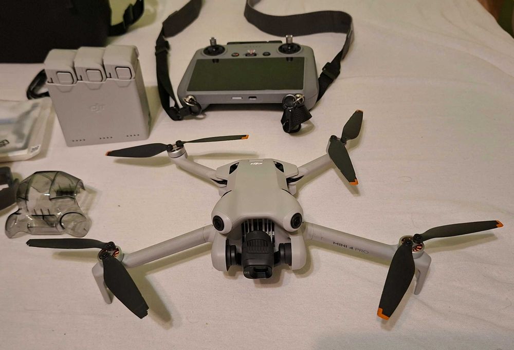 Dron DJI Mini 4 Pro Fly More Combo (RC 2) w doskonałym stanie