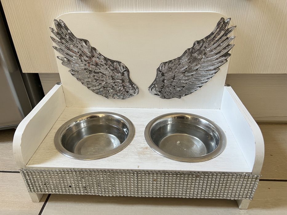 Bufet/miska dla pieska lub kotka biały z cyrkoniami i skrzydłami