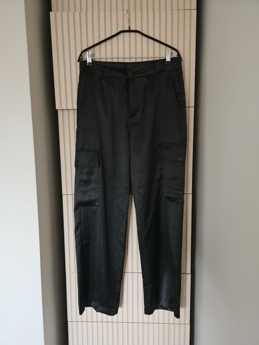 Czarne satynowe spodnie typu cargo