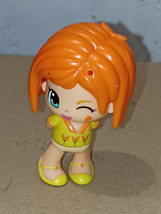 Gumowa laleczka Pinypon FAMOSA