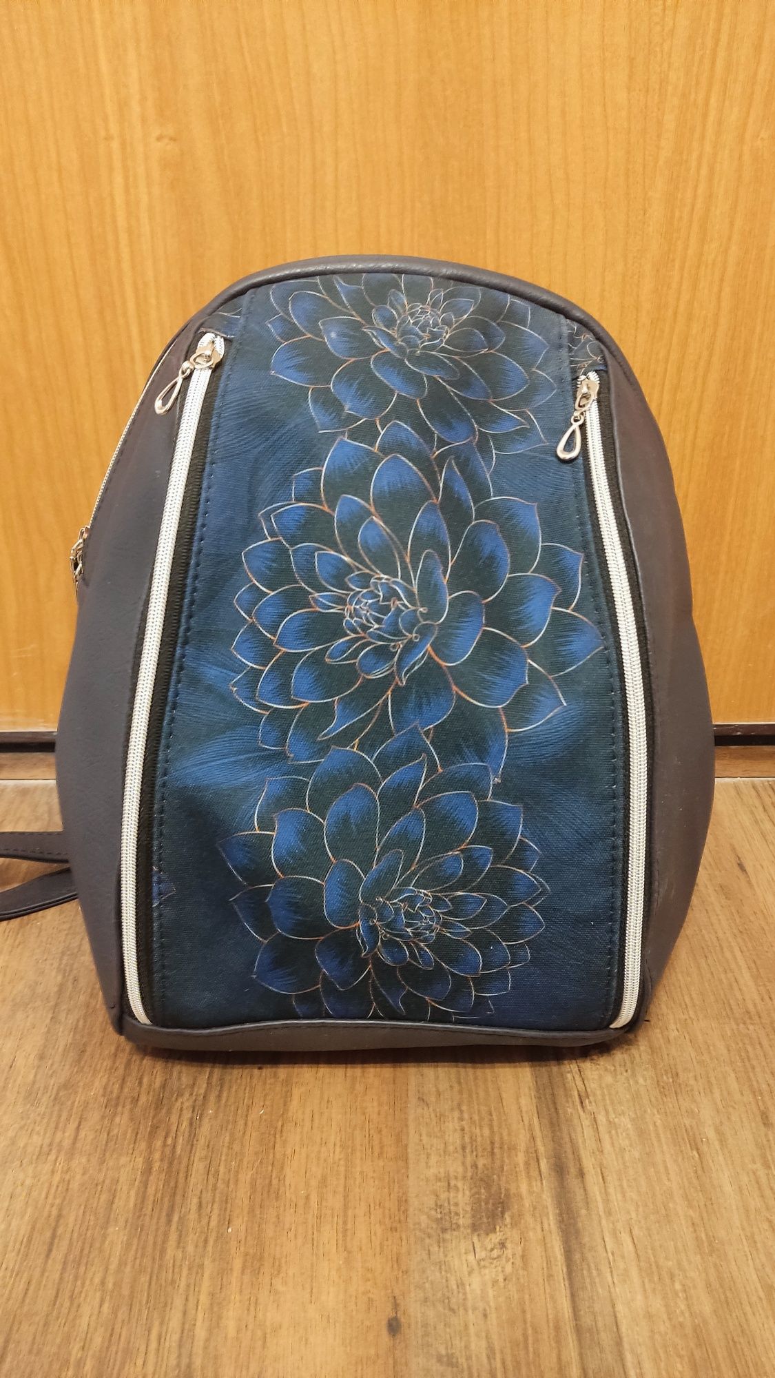 Duży pojemny damski plecak hand made elegancki w granatowe kwiaty goth