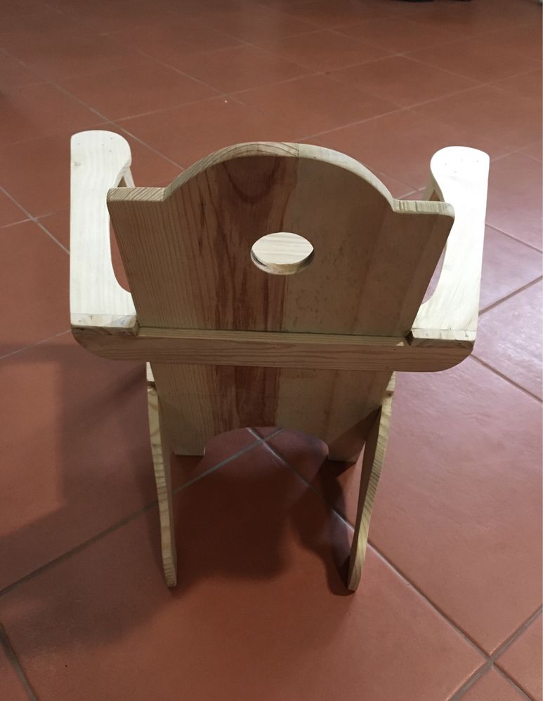 Cadeira pequena para criança com cerca de 30 cms de altura total