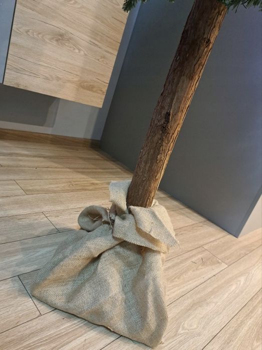 Ośnieżona choinka sztuczna na pniu 180 cm gęsta piękna sosna diament