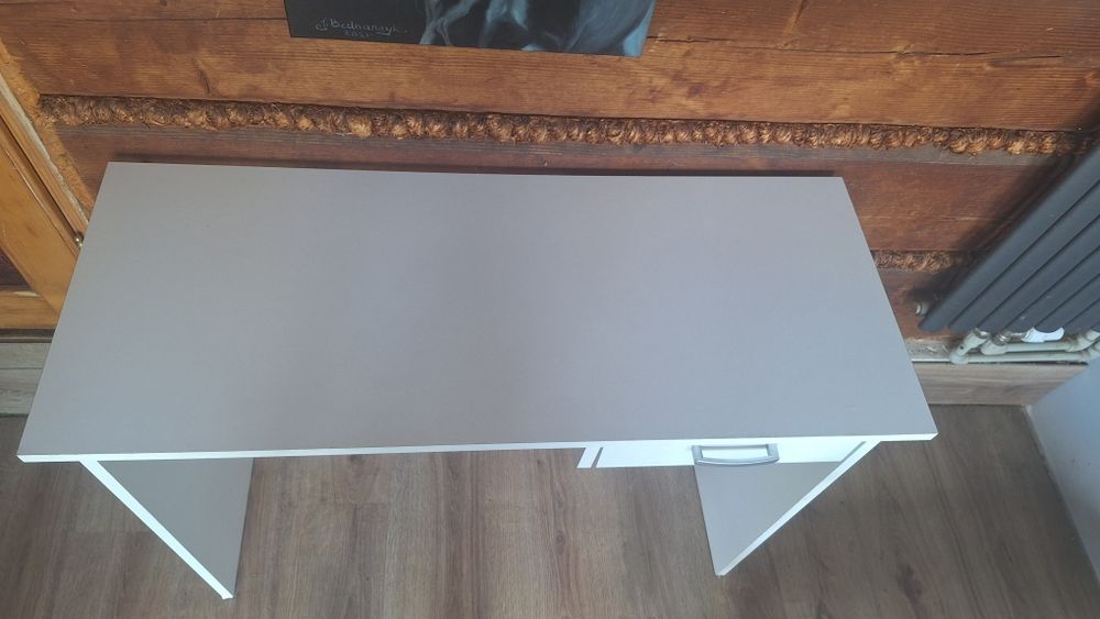 Białe biurko ikea
