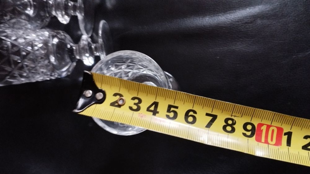 Рюмка хрустальная на ножке.