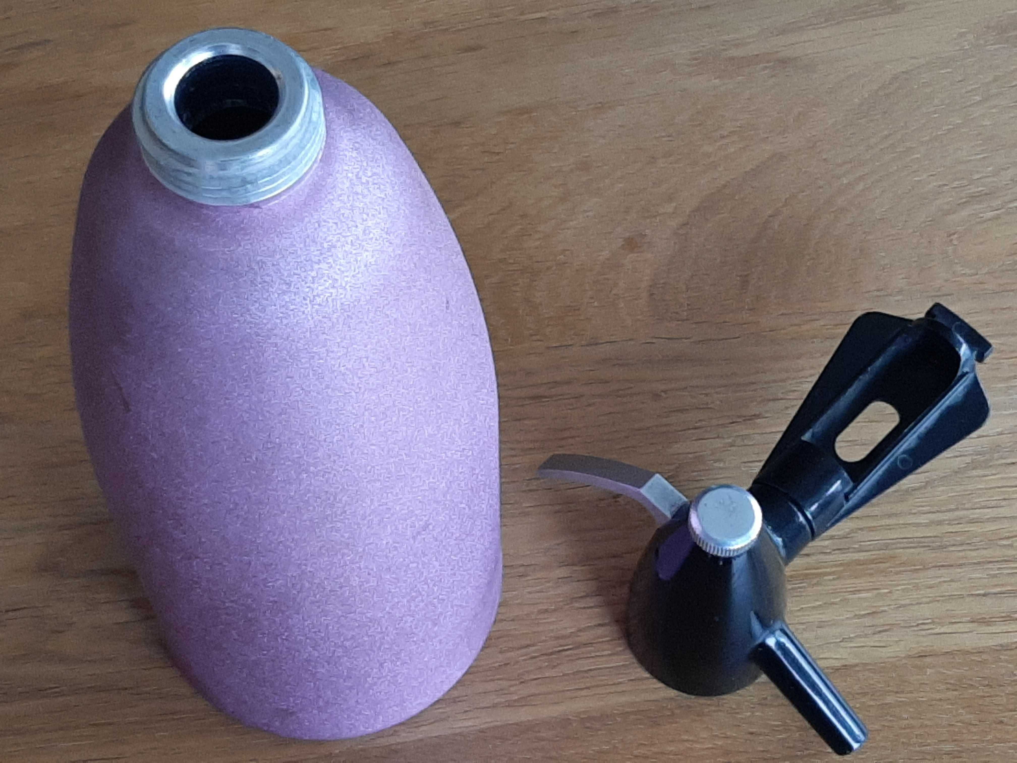 syfon na naboje, saturator, soda stream z czasów PRL (produkcji NRD)