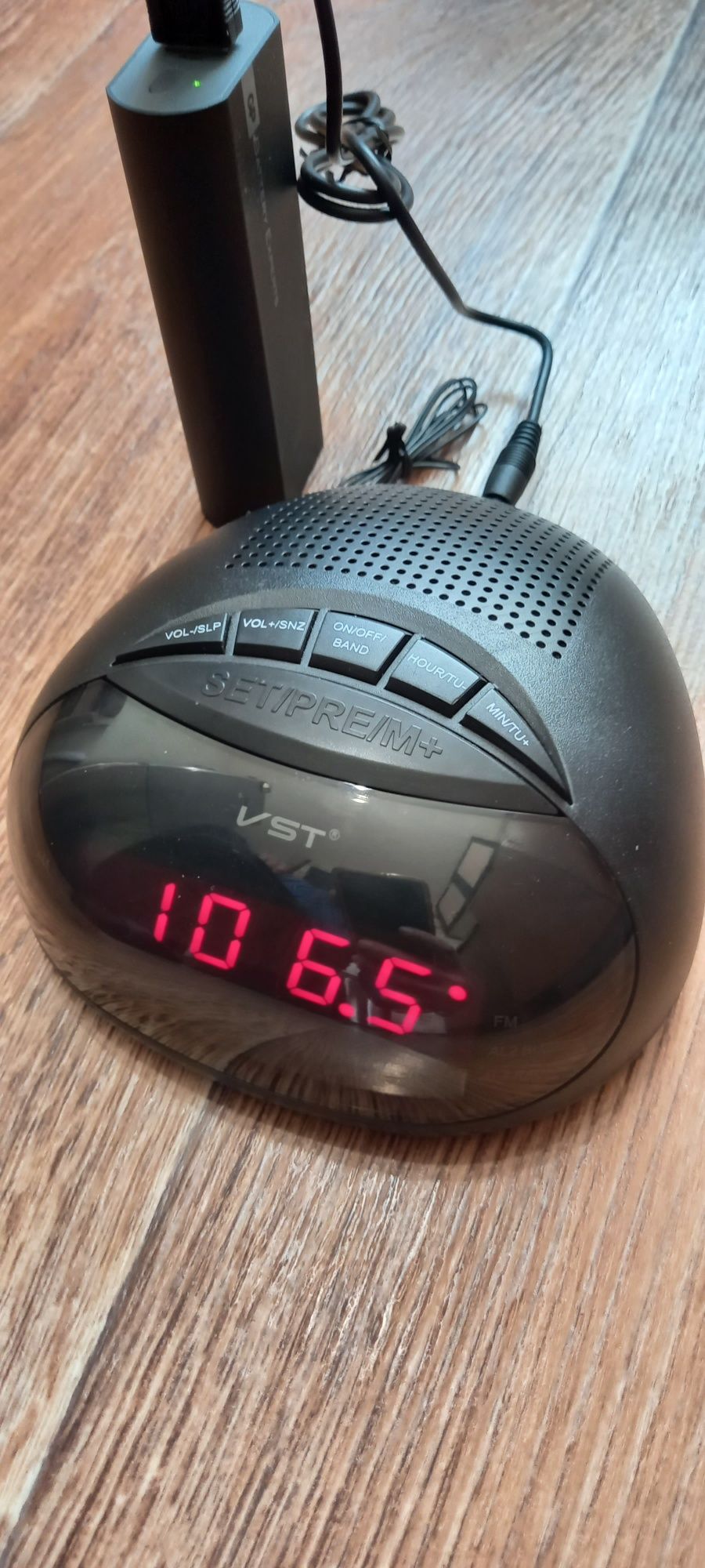 Настольные электронные часы с FM радио