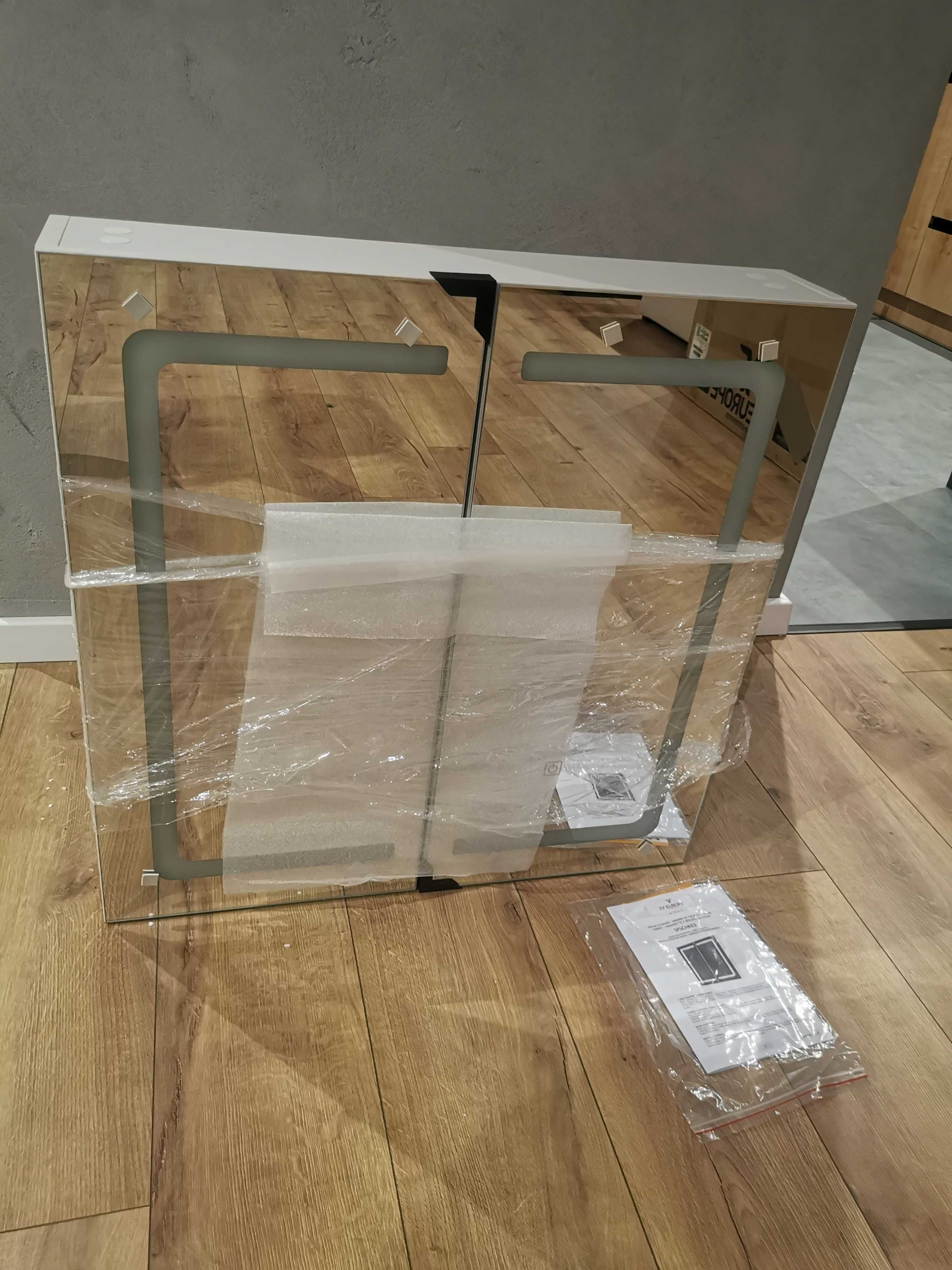 Szafka z lustrem i oświetleniem LED 65x65 cm biała Aquamarin