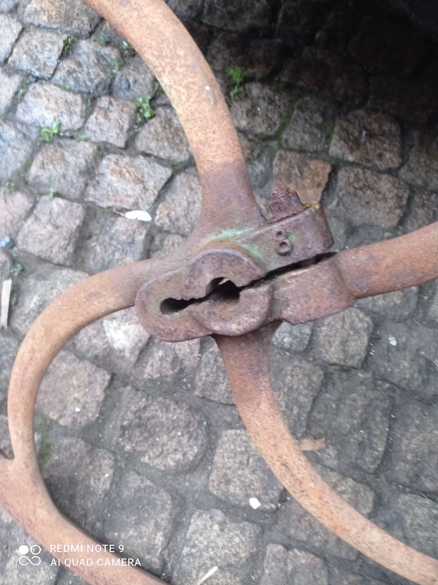Roda em ferro  e outros