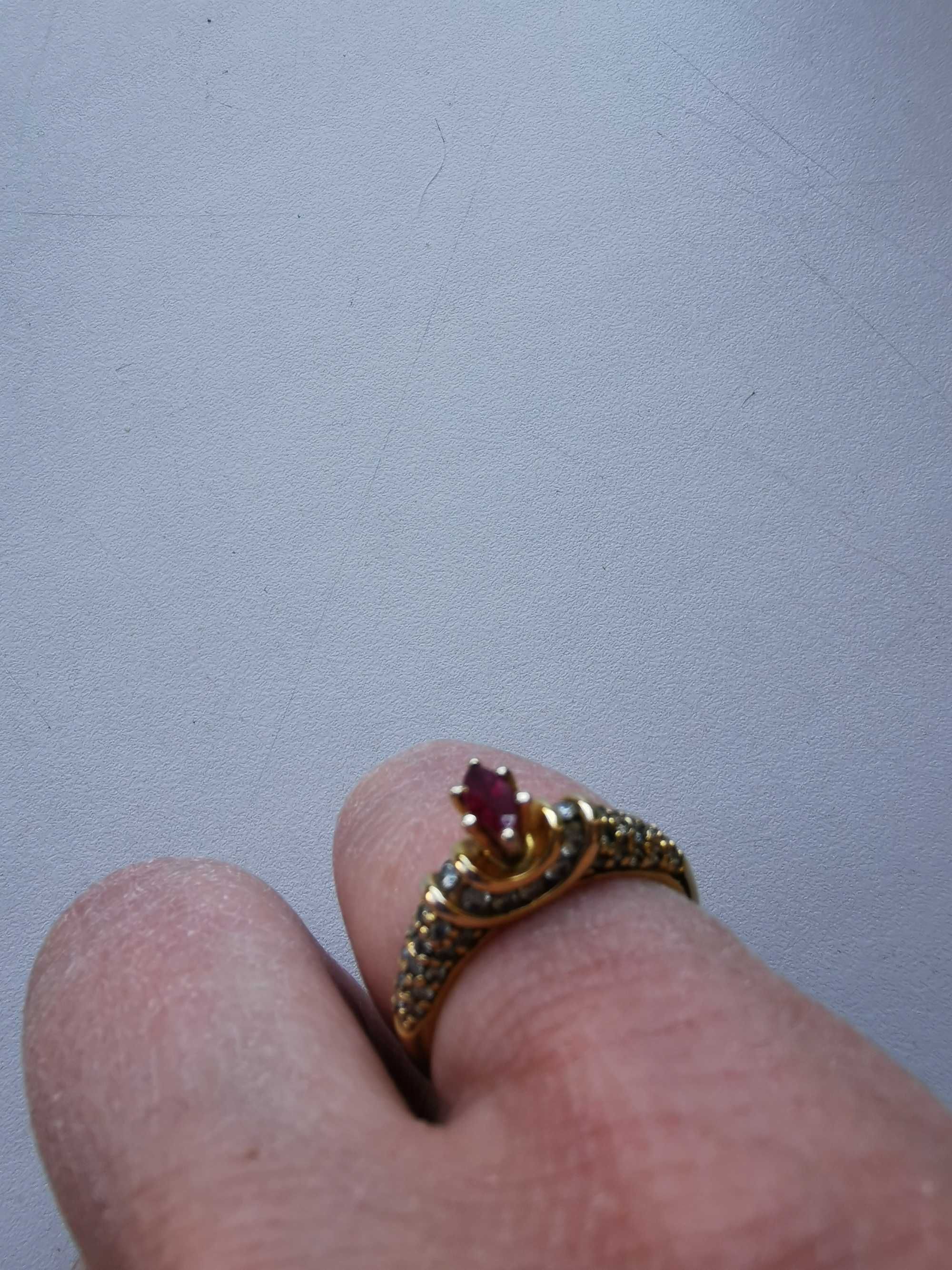 Бриллианты и рубин в стильном перстне 17, 5 размера
