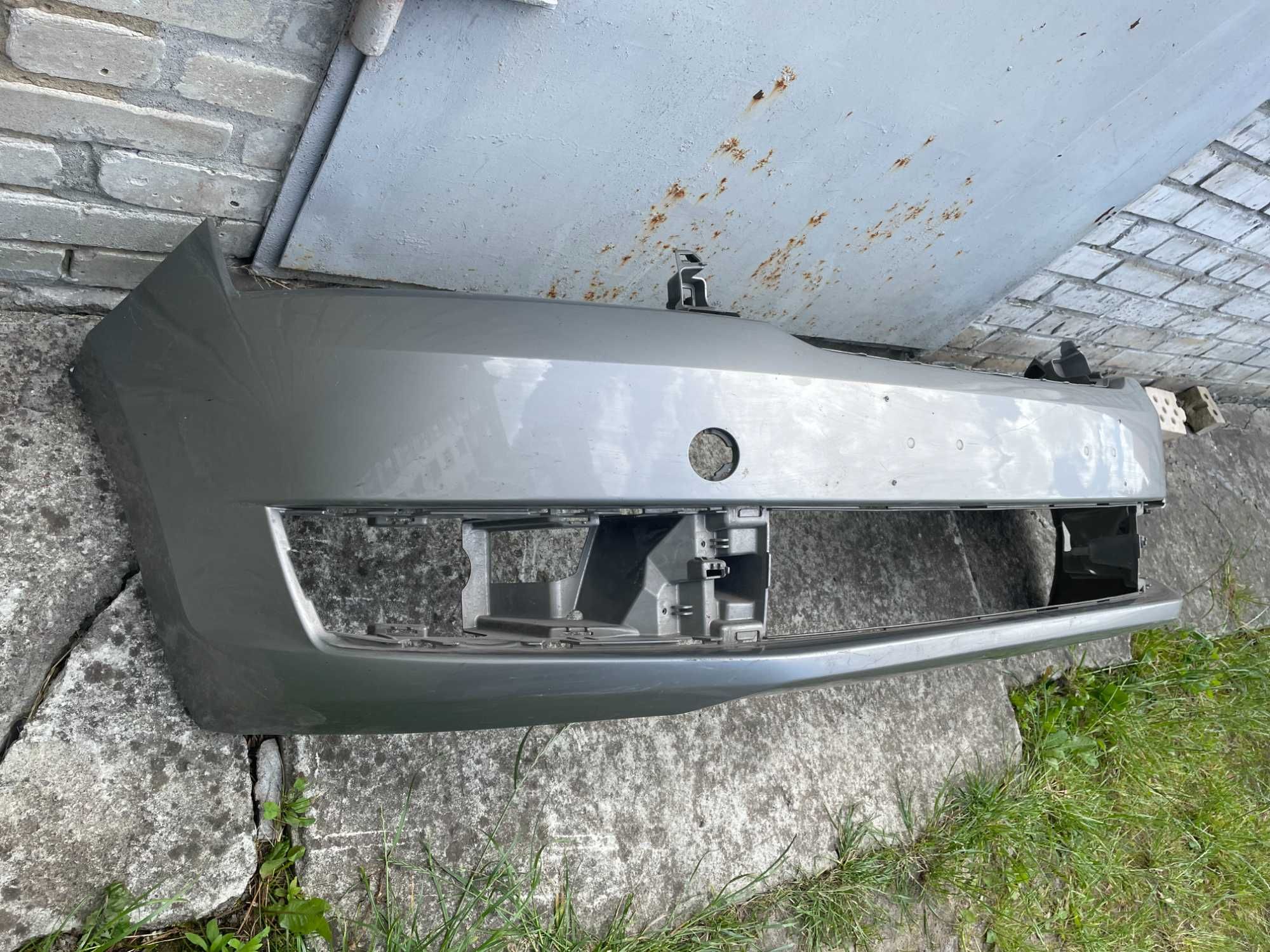 Бампер передній SKODA RAPID 12-17 має тріщину видно на фото 5JA807221B