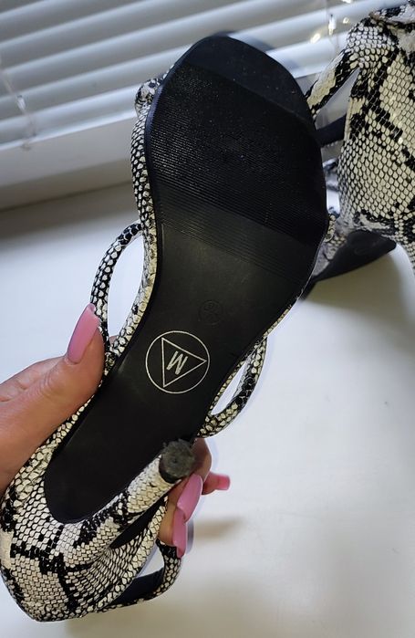 Босоножки змеиный принт