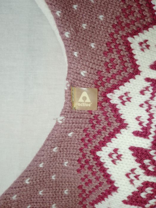 Продається комплект зимового жіночого одягу, шапка, печатки, шарф.