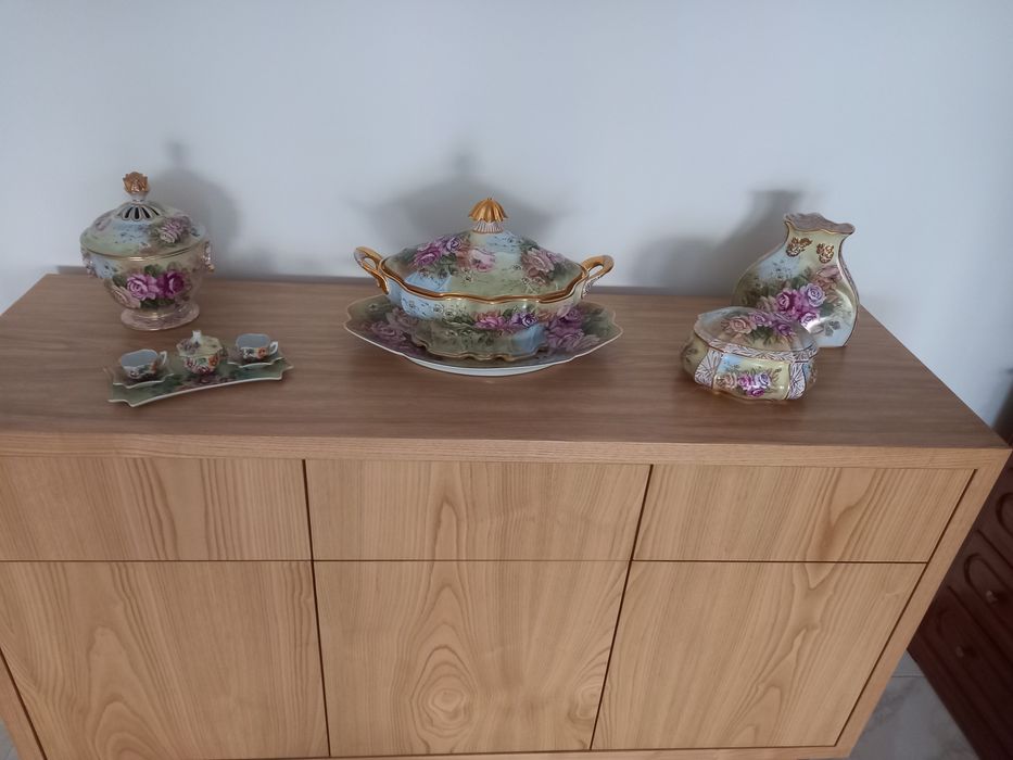 Conjunto de louça de porcelana limoges,  pintada à mão