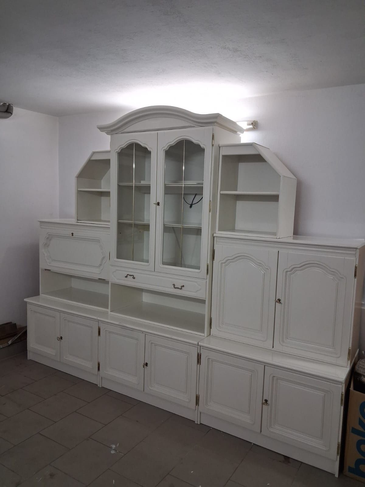 Regał do salonu biały