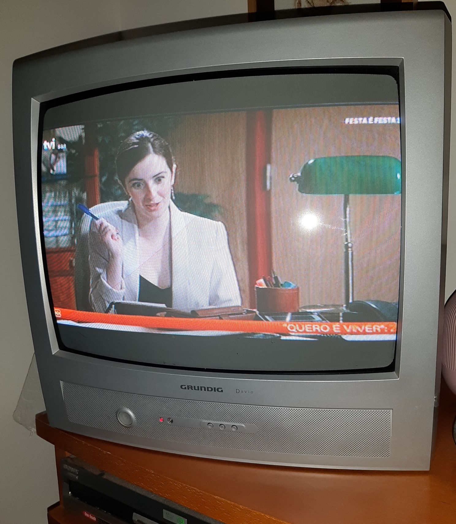 Vendo uma televisão GRUNDIG 50cm por bom estado.