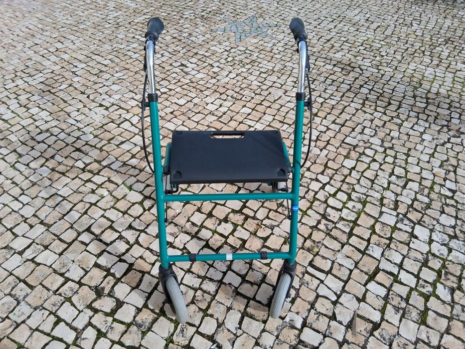 Andarilho para apoio de pessoas.