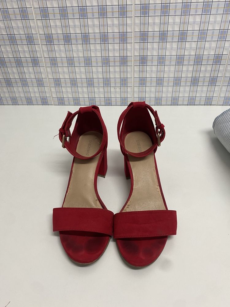 Sapatos vermelhos de salto