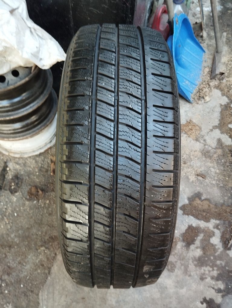 Одна зимова шина Goodyear 215/65/16c