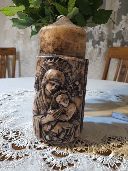 Stara duża swieca ręcznie wykonana