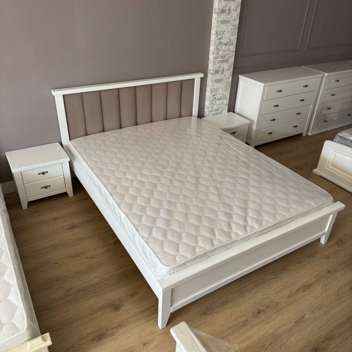 Біле ліжко з масиву дерева з м'яким узголів'ям, белая кровать в Одессе