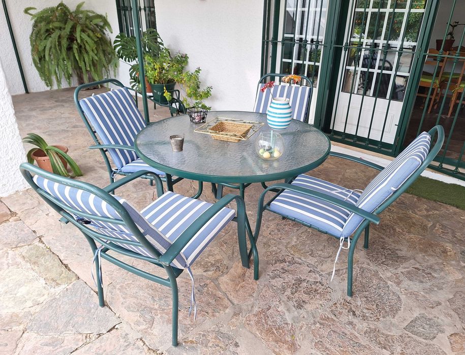 Mesa e cadeirões de jardim